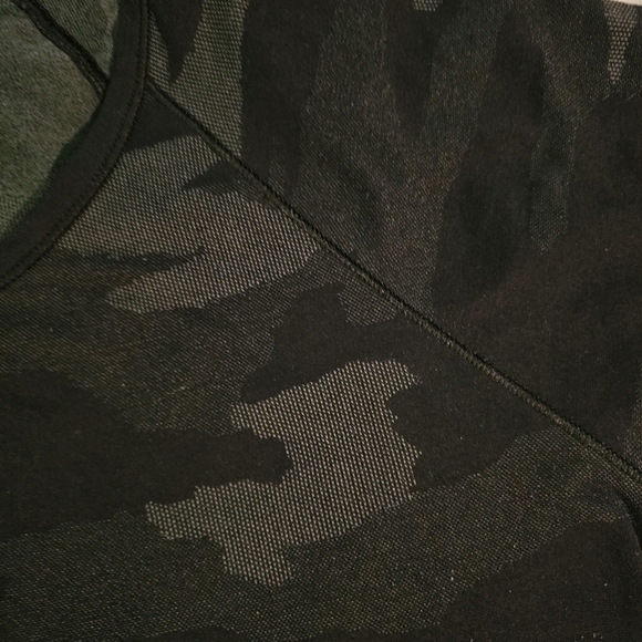 Athleta Charcoal Camo Short Sleeve Tee Small - Picture 4 of 9